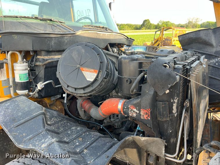 image for item NA9065 2005 International 7400  flatbed truck