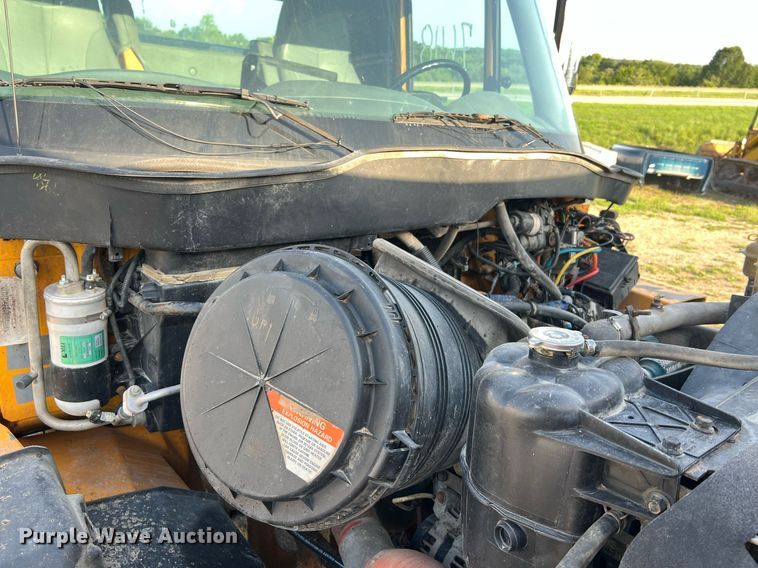 image for item NA9065 2005 International 7400  flatbed truck