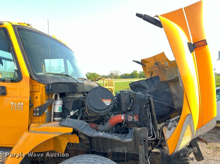 image for item NA9065 2005 International 7400  flatbed truck