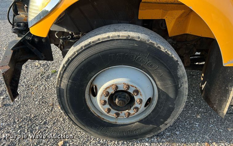 image for item NA9065 2005 International 7400  flatbed truck