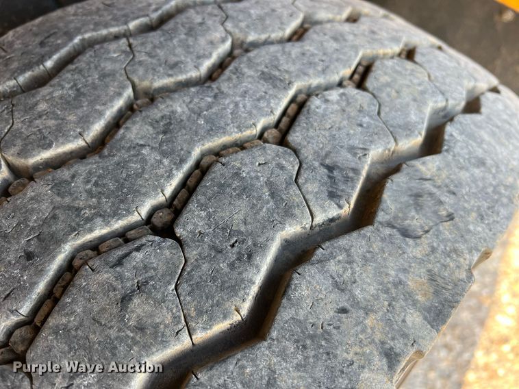 image for item NA9065 2005 International 7400  flatbed truck