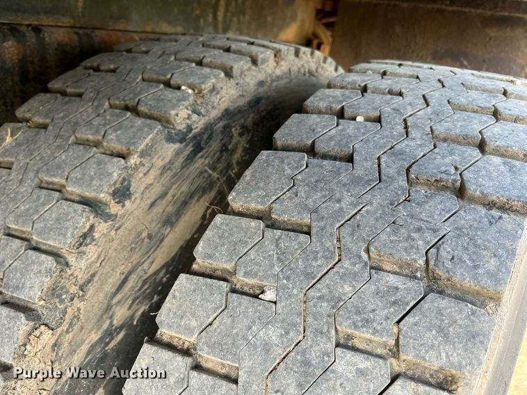 image for item NA9065 2005 International 7400  flatbed truck