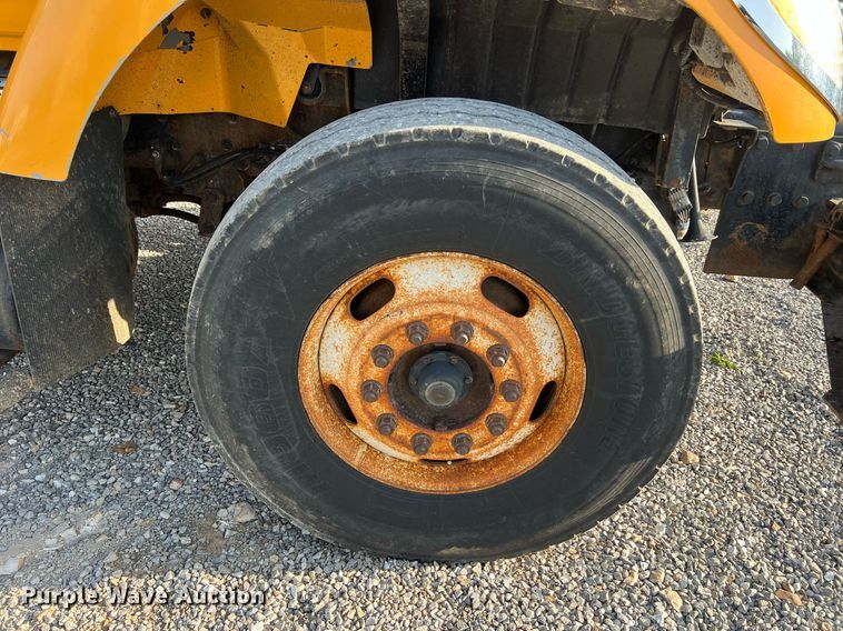 image for item NA9065 2005 International 7400  flatbed truck