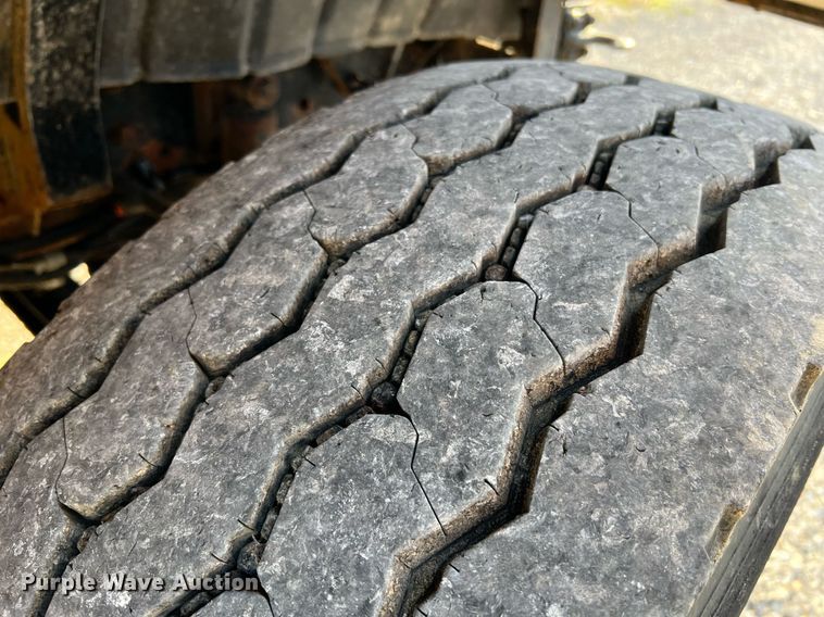 image for item NA9065 2005 International 7400  flatbed truck