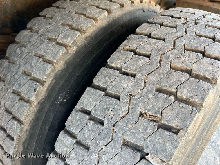 image for item NA9065 2005 International 7400  flatbed truck