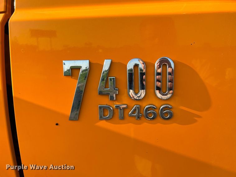 image for item NA9065 2005 International 7400  flatbed truck