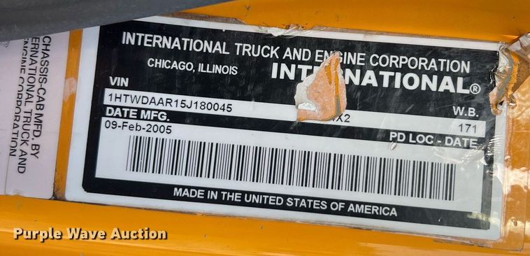 image for item NA9065 2005 International 7400  flatbed truck