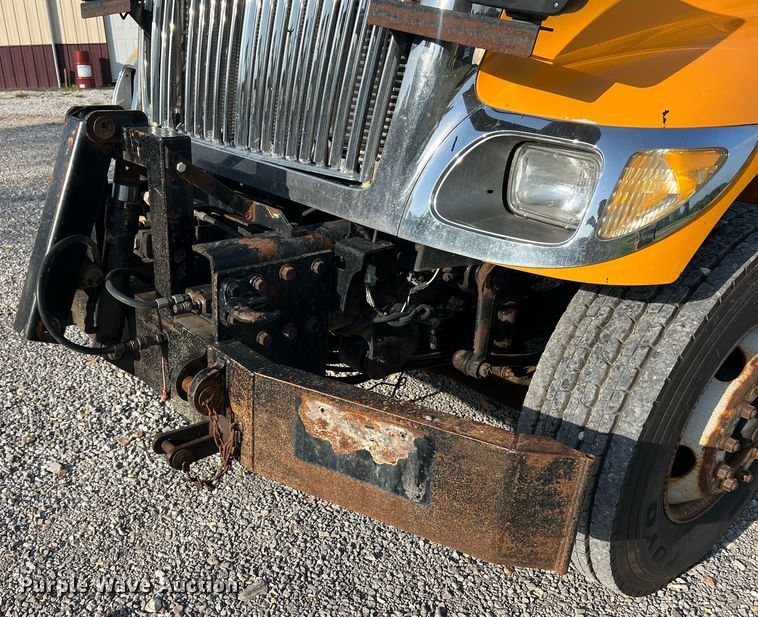 image for item NA9067 2006 International 7400  dump truck with spreader