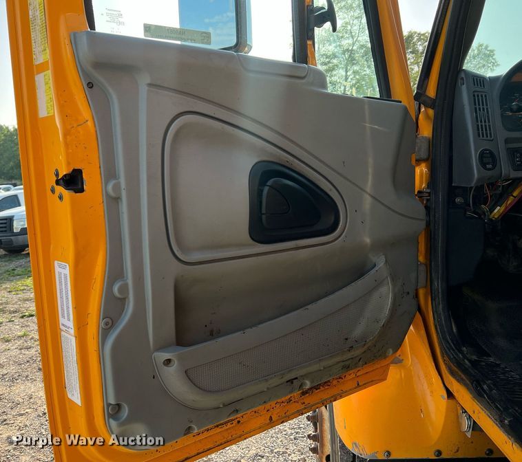 image for item NA9067 2006 International 7400  dump truck with spreader