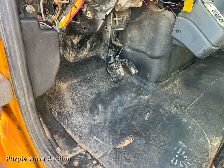 image for item NA9067 2006 International 7400  dump truck with spreader