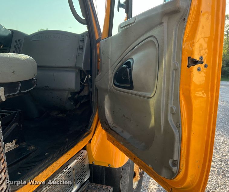 image for item NA9067 2006 International 7400  dump truck with spreader