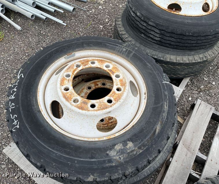 image for item NH9729 (5) tires and wheels