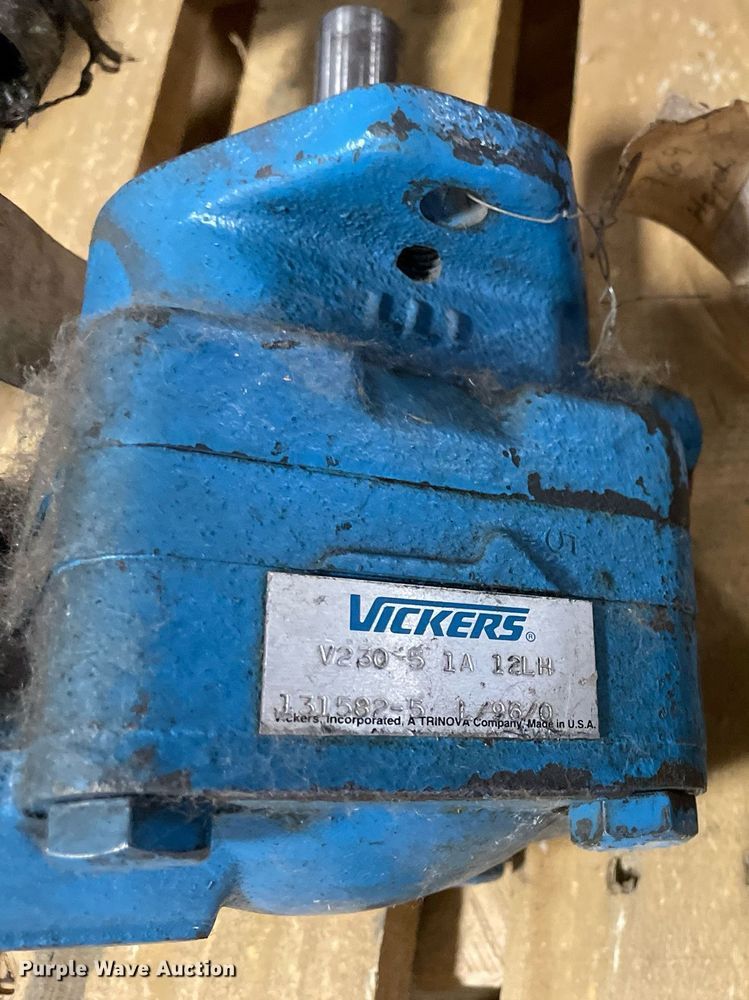 image for item NH9768 (19) hydraulic pumps