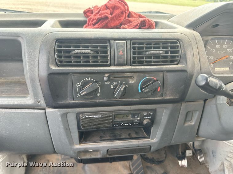 image for item NM9424 2002 Mitsubishi Minicab  mini truck