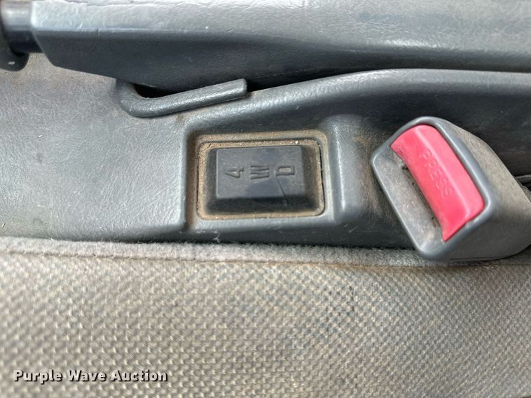 image for item NM9424 2002 Mitsubishi Minicab  mini truck