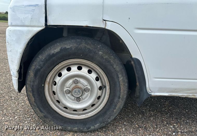 image for item NM9424 2002 Mitsubishi Minicab  mini truck