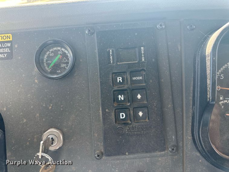 image for item NM9455 2011 Thomas Built Saf-T-Liner  school bus