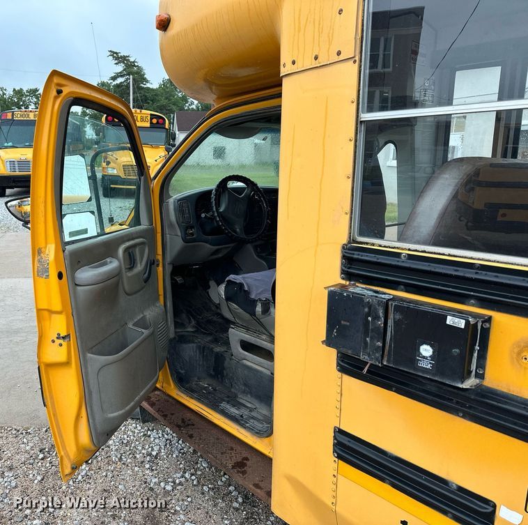 image for item NP9861 1999 Chevrolet Express 3500  school bus
