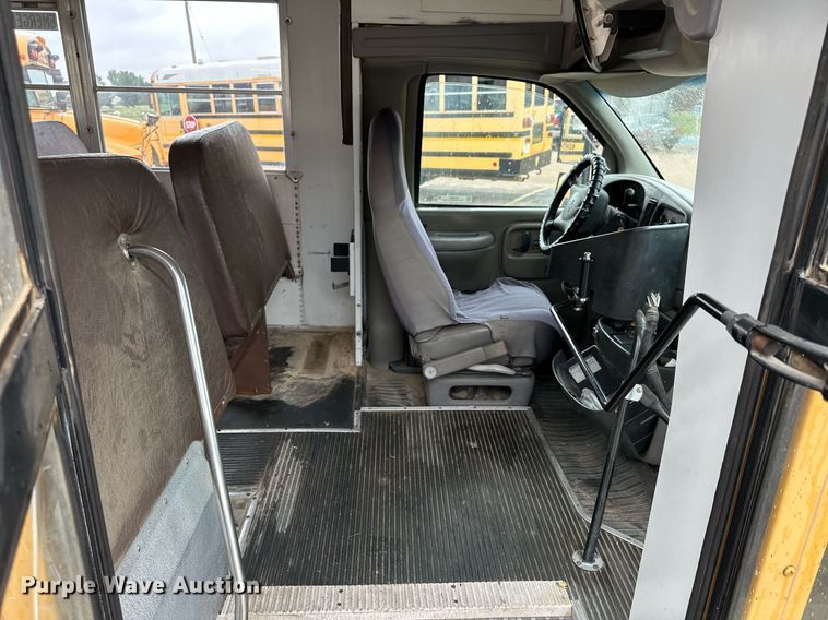 image for item NP9861 1999 Chevrolet Express 3500  school bus