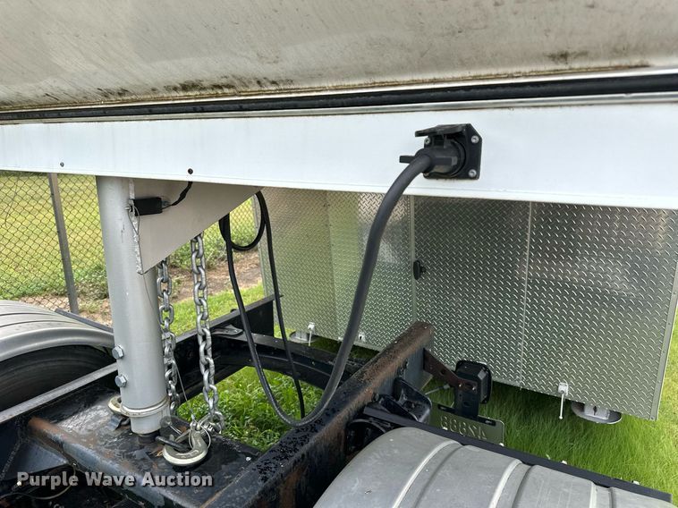 image for item NP9874 2004 Wells Cargo CVG4027V  command center trailer