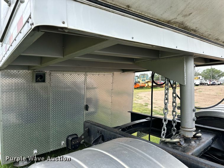 image for item NP9874 2004 Wells Cargo CVG4027V  command center trailer