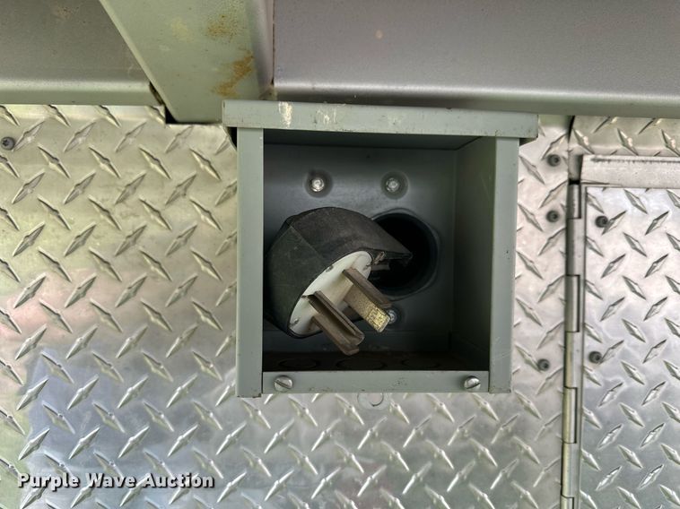 image for item NP9874 2004 Wells Cargo CVG4027V  command center trailer