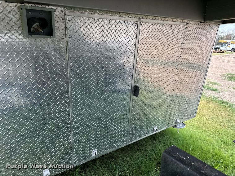 image for item NP9874 2004 Wells Cargo CVG4027V  command center trailer