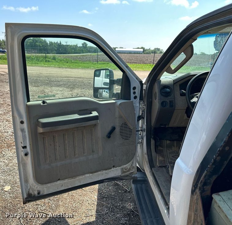 image for item NP9878 2008 Ford F250 Super Duty  flatbed pickup truck