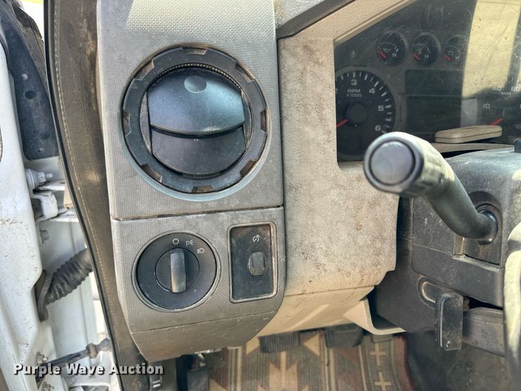 image for item NP9878 2008 Ford F250 Super Duty  flatbed pickup truck