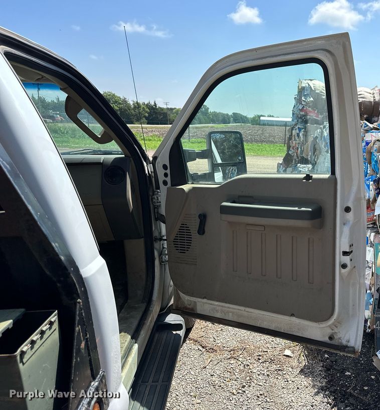 image for item NP9878 2008 Ford F250 Super Duty  flatbed pickup truck