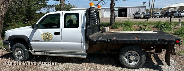 image for item NP9879 2003 Chevrolet Silverado 2500HD  Ext. Cab flatbed pickup truck