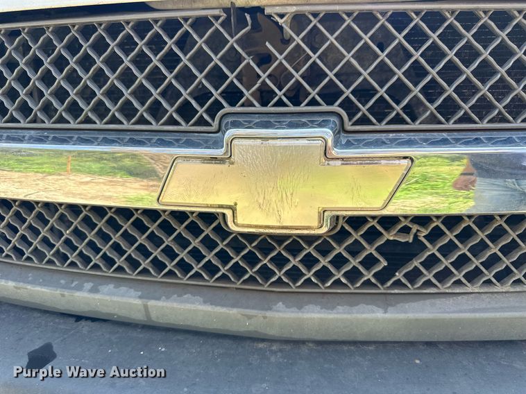 image for item NP9879 2003 Chevrolet Silverado 2500HD  Ext. Cab flatbed pickup truck