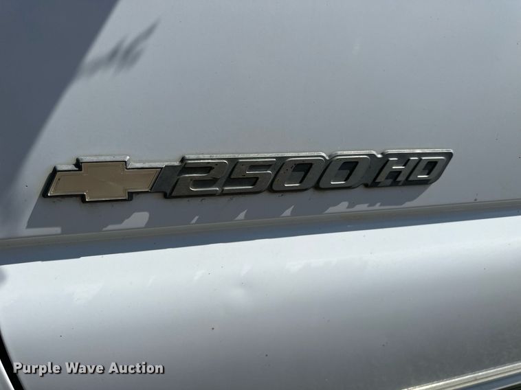 image for item NP9879 2003 Chevrolet Silverado 2500HD  Ext. Cab flatbed pickup truck