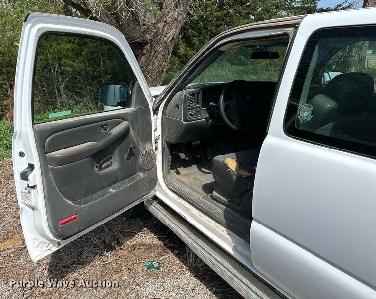 image for item NP9879 2003 Chevrolet Silverado 2500HD  Ext. Cab flatbed pickup truck