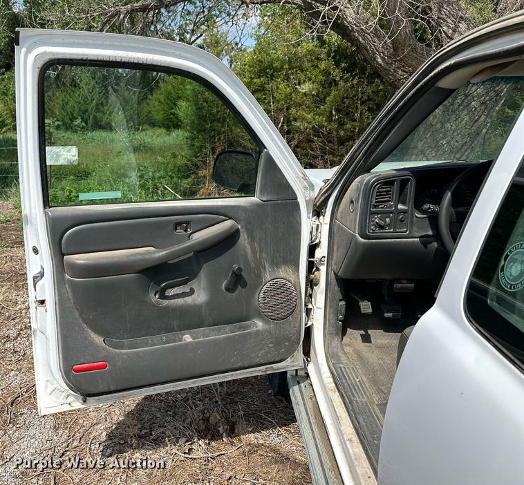 image for item NP9879 2003 Chevrolet Silverado 2500HD  Ext. Cab flatbed pickup truck