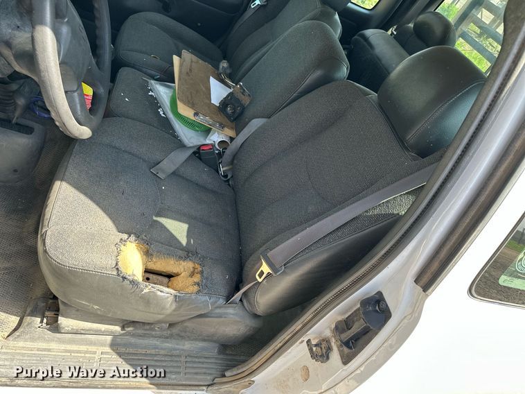 image for item NP9879 2003 Chevrolet Silverado 2500HD  Ext. Cab flatbed pickup truck