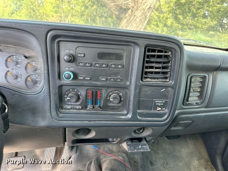 image for item NP9879 2003 Chevrolet Silverado 2500HD  Ext. Cab flatbed pickup truck