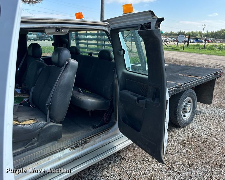 image for item NP9879 2003 Chevrolet Silverado 2500HD  Ext. Cab flatbed pickup truck