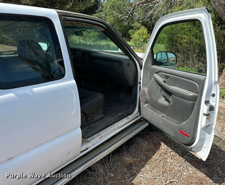 image for item NP9879 2003 Chevrolet Silverado 2500HD  Ext. Cab flatbed pickup truck