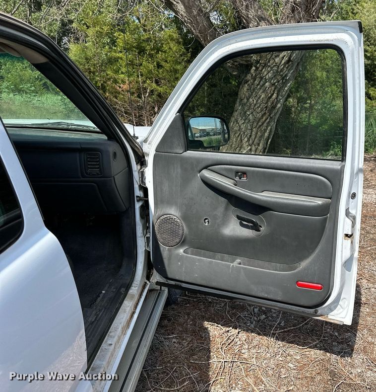 image for item NP9879 2003 Chevrolet Silverado 2500HD  Ext. Cab flatbed pickup truck