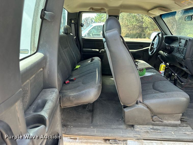 image for item NP9879 2003 Chevrolet Silverado 2500HD  Ext. Cab flatbed pickup truck