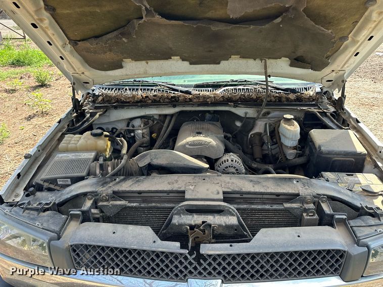 image for item NP9879 2003 Chevrolet Silverado 2500HD  Ext. Cab flatbed pickup truck