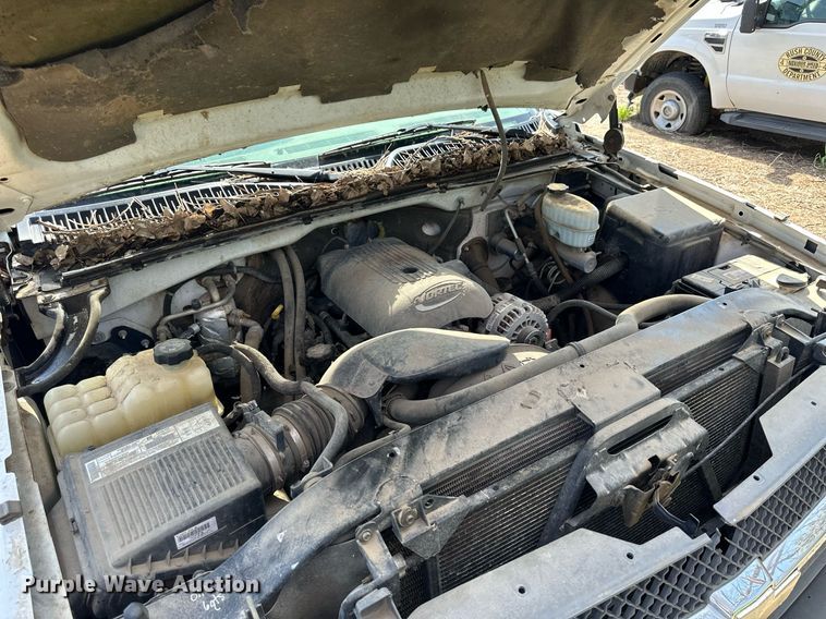 image for item NP9879 2003 Chevrolet Silverado 2500HD  Ext. Cab flatbed pickup truck