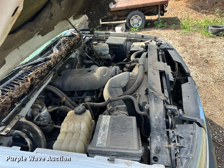 image for item NP9879 2003 Chevrolet Silverado 2500HD  Ext. Cab flatbed pickup truck