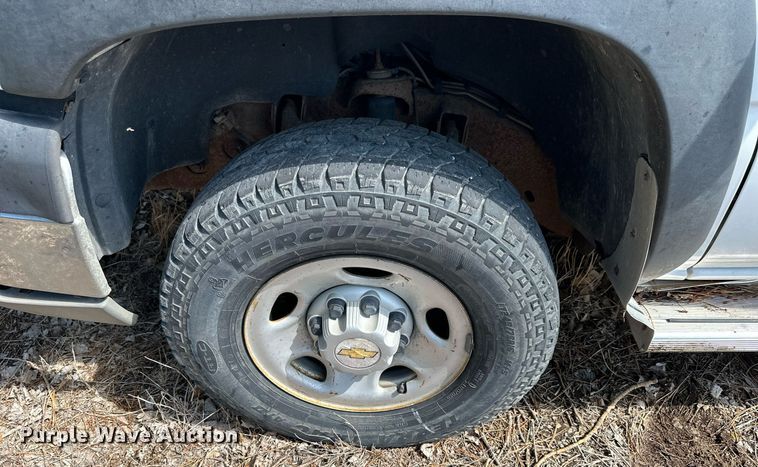 image for item NP9879 2003 Chevrolet Silverado 2500HD  Ext. Cab flatbed pickup truck