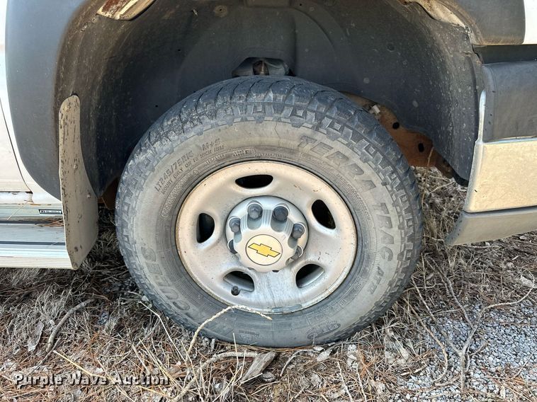 image for item NP9879 2003 Chevrolet Silverado 2500HD  Ext. Cab flatbed pickup truck