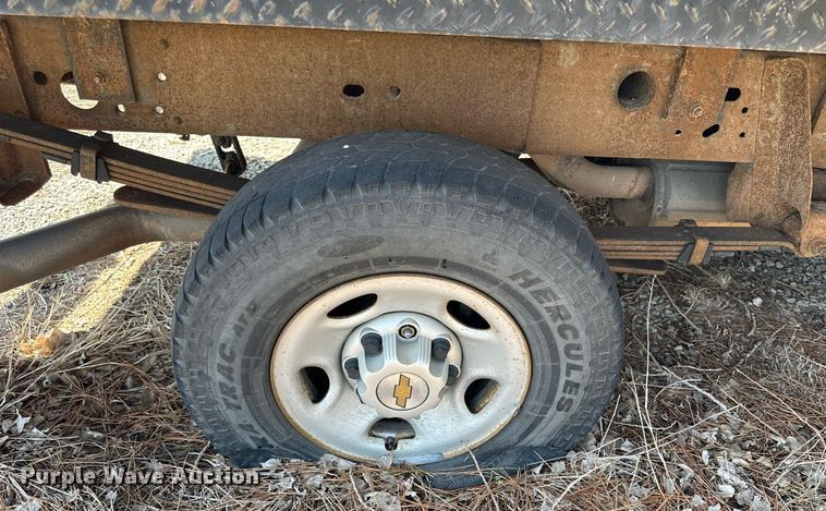 image for item NP9879 2003 Chevrolet Silverado 2500HD  Ext. Cab flatbed pickup truck