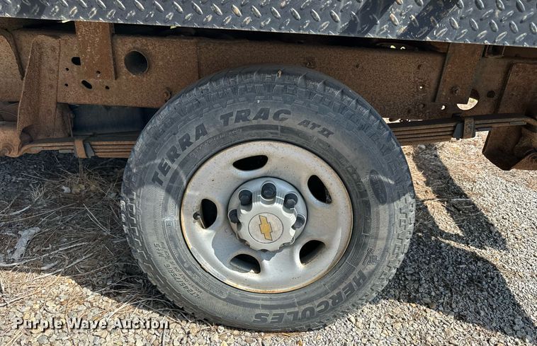 image for item NP9879 2003 Chevrolet Silverado 2500HD  Ext. Cab flatbed pickup truck