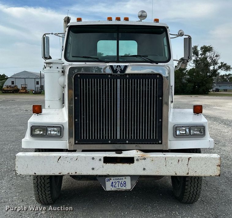 image for item NP9902 1998 Western Star 4964FX  semi truck