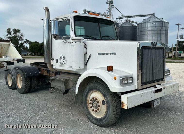 image for item NP9902 1998 Western Star 4964FX  semi truck